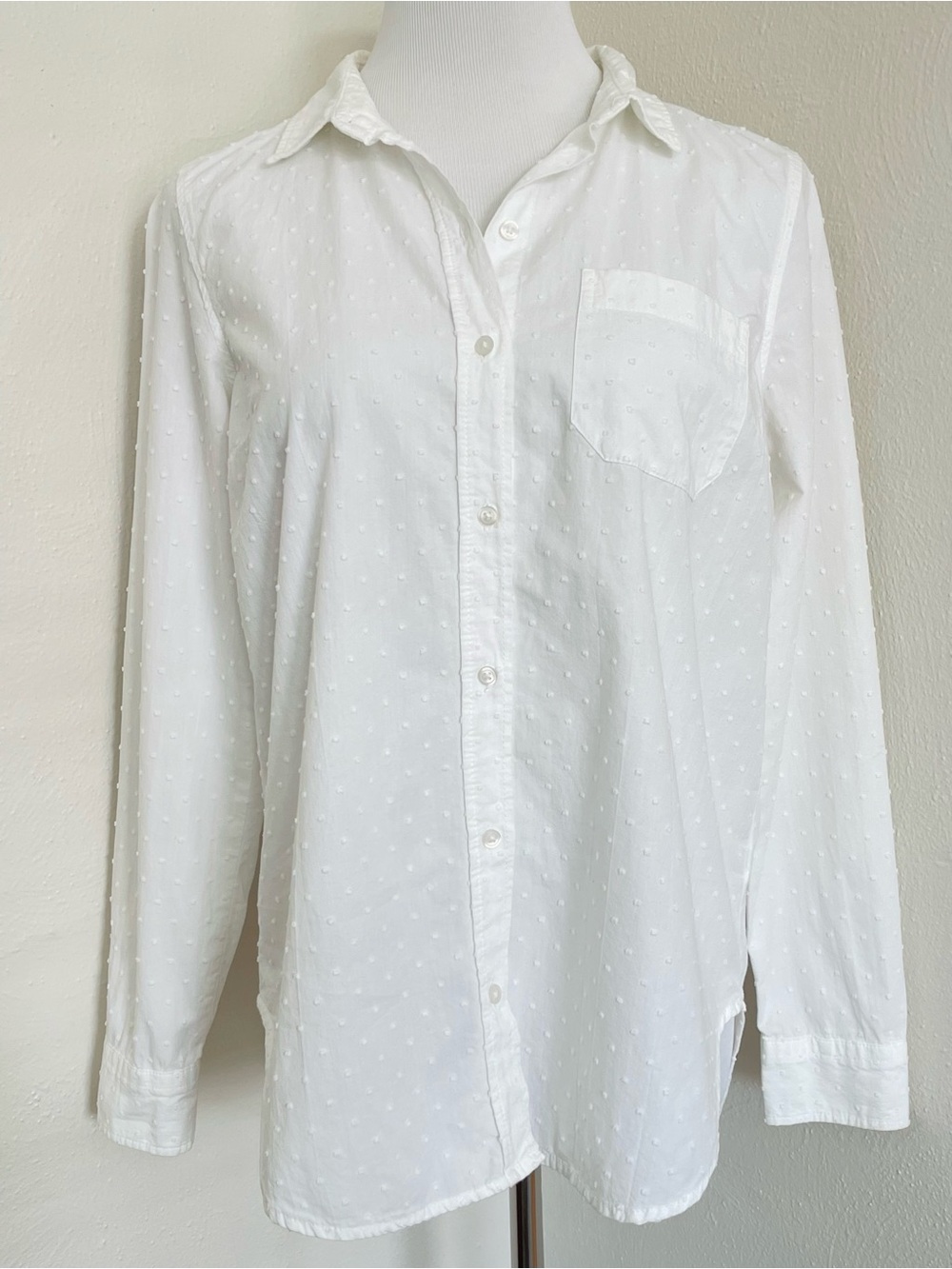 Old Navy Classic White Cotton Swiss Dot Button Down Shirt Top in Size Medium